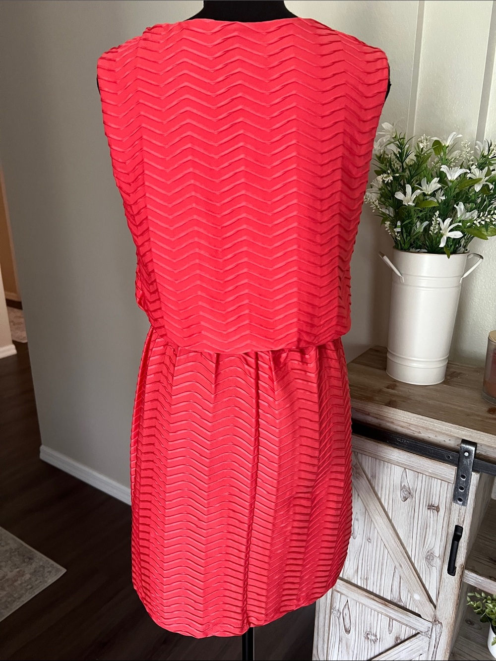 Enfocus Studio Coral Red Sleeveless Chevron Tie-Waist Mini Dress - Picture 4 of 5